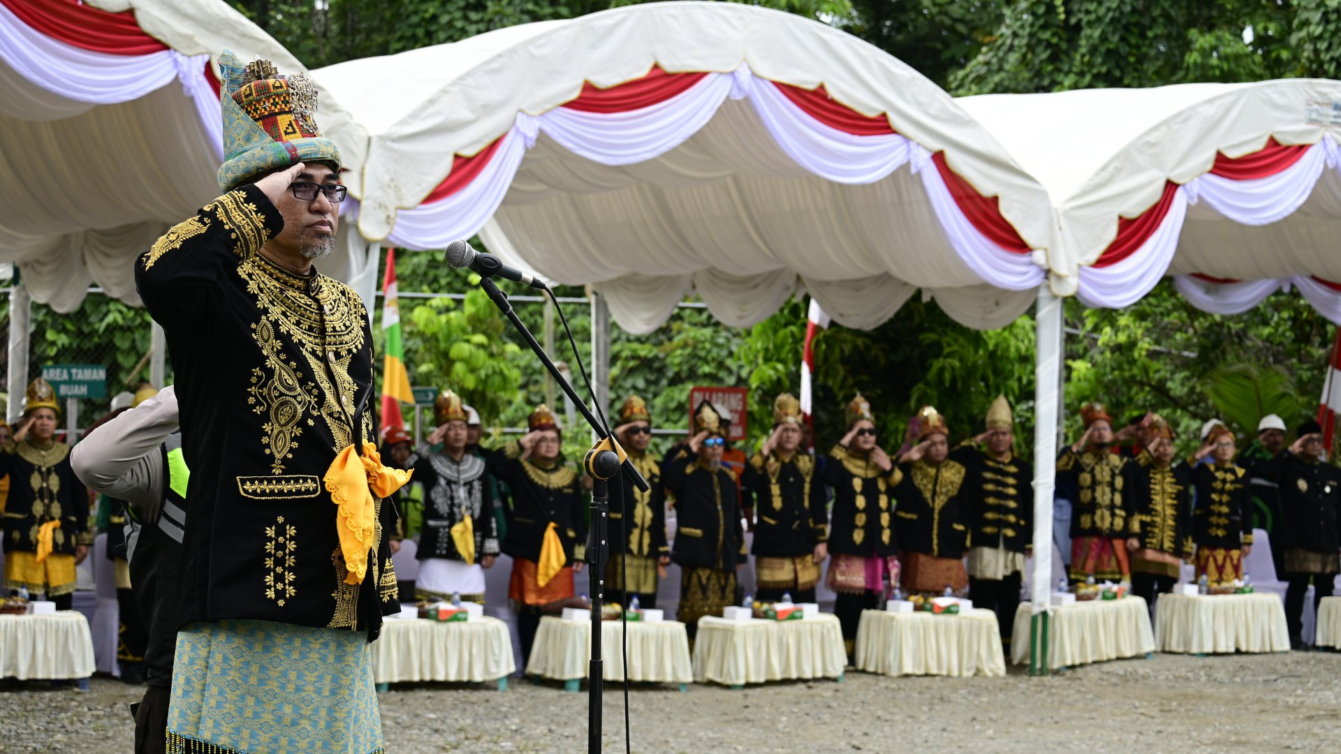 PT Mifa Bersaudara Gelar Upacara Bendera dengan Baju Adat Aceh